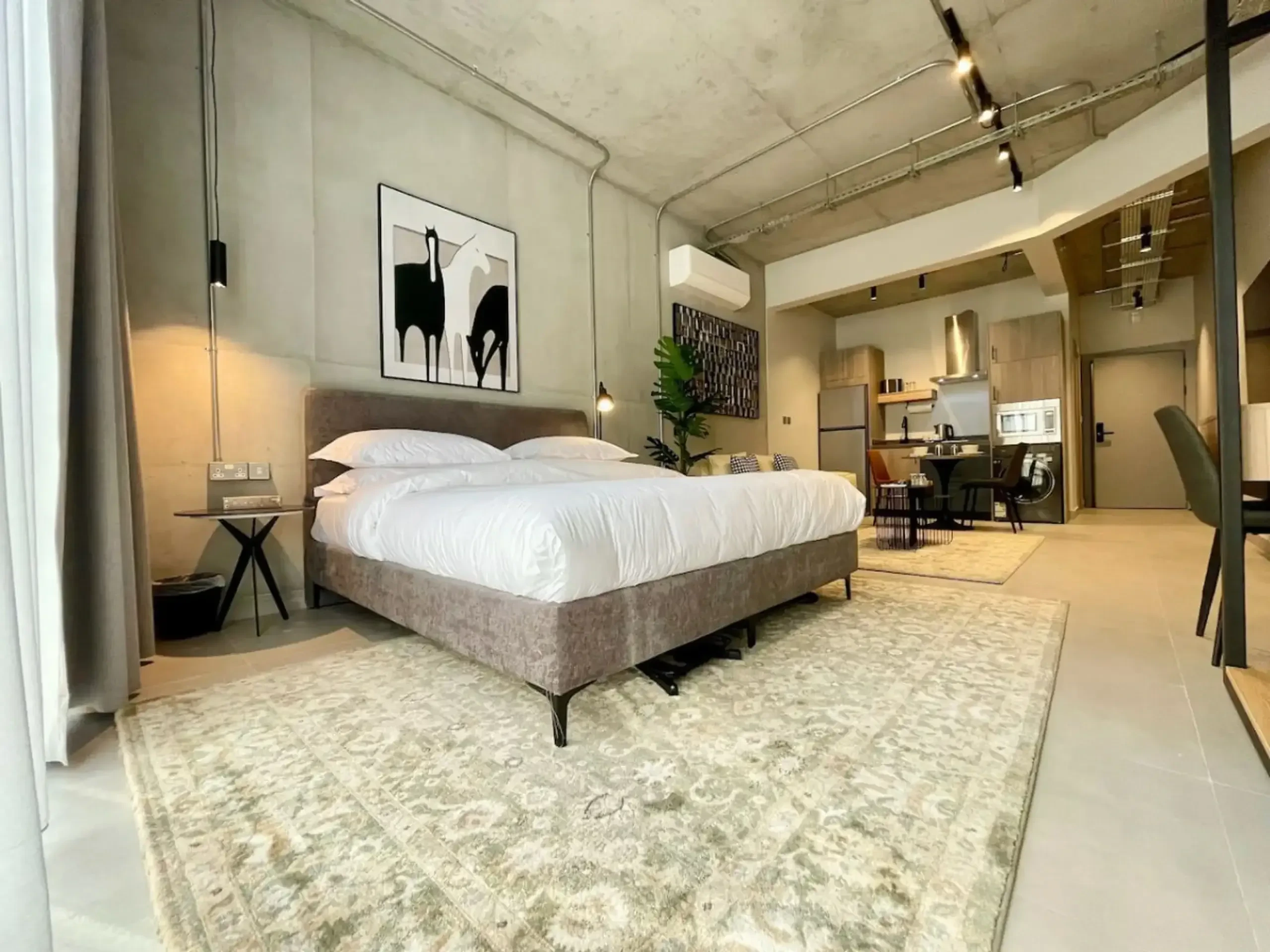 C Living 2 - Executive - Studio City View
