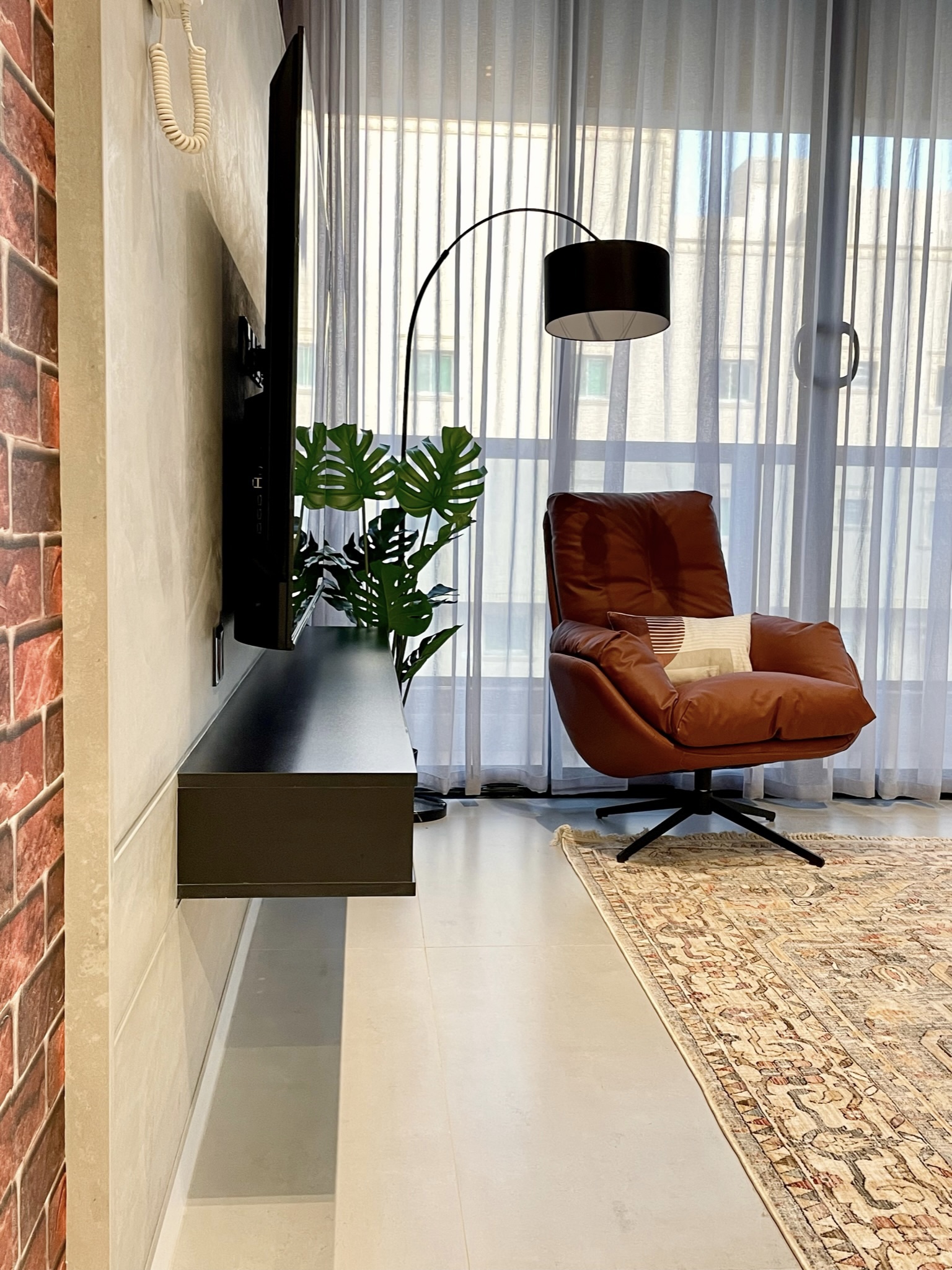 C Living - Premium 3 Bedroom with Large Windows