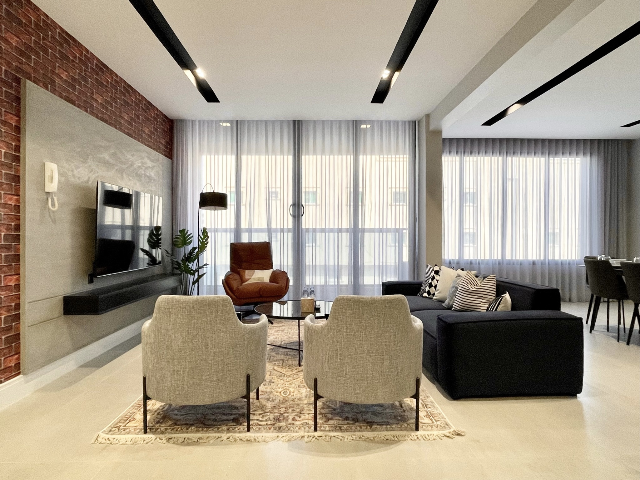 C Living - Premium 3 Bedroom with Large Windows