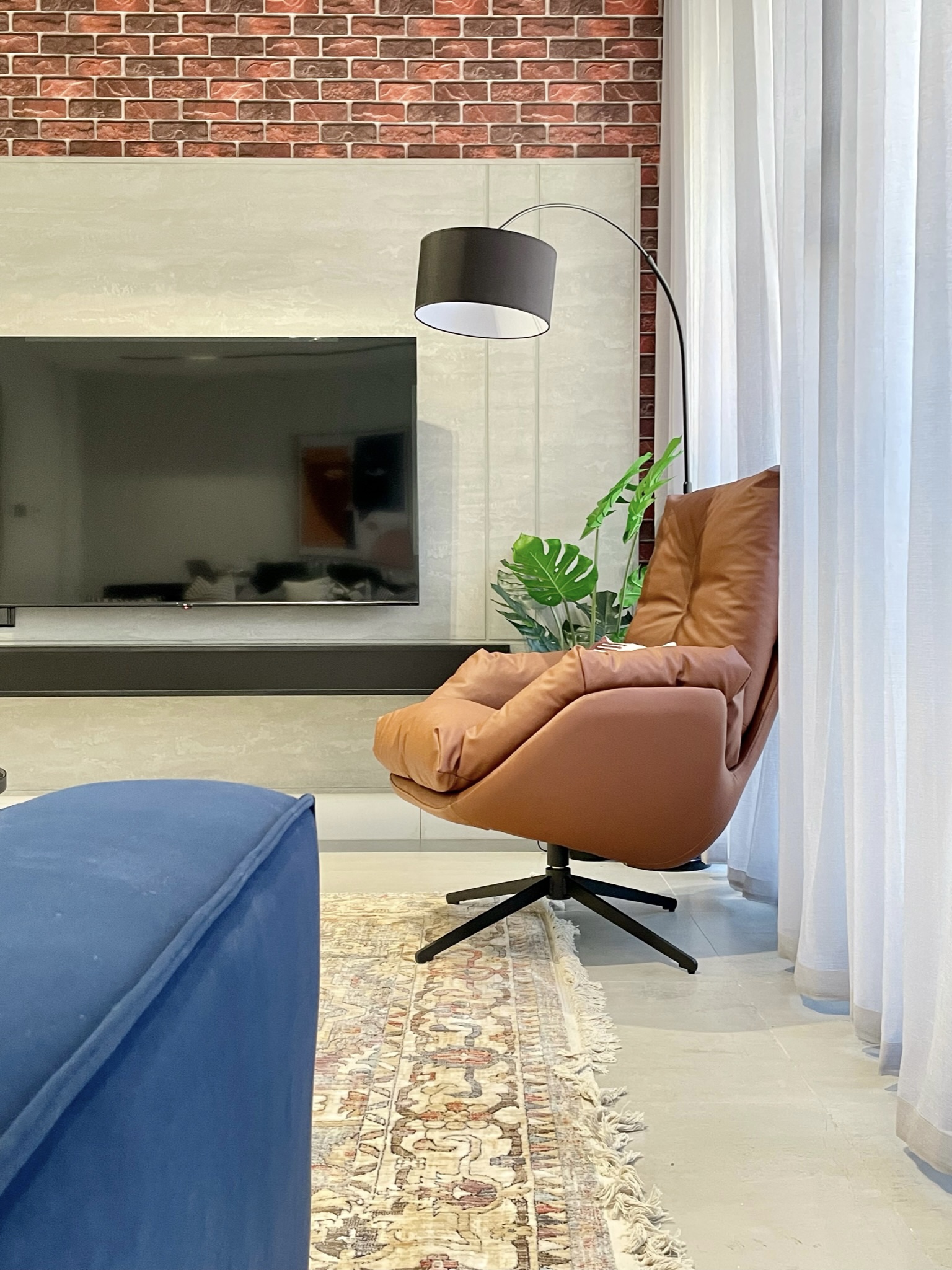 C Living - Premium 3 Bedroom with Large Windows